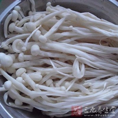 金針菇洗淨,入沸水中汆燙 金針菇洗淨,入沸水中汆燙