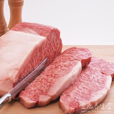 將豬肉順切成片 將豬肉順切成片