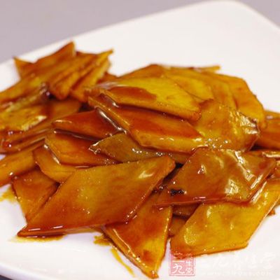 在紅燒土豆塊時,一定要不把鹽和醬油都倒的過量 在紅燒土豆塊時,一定要不把鹽和醬油都倒的過量