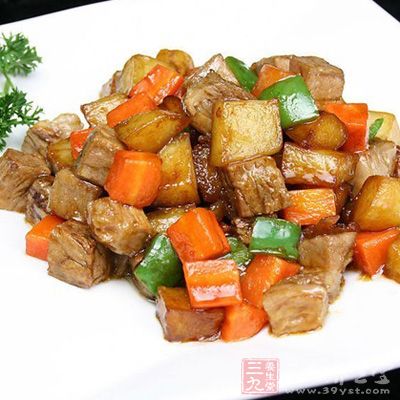 翻炒均勻。再放料酒、生抽和白糖,炒勻 翻炒均勻。再放料酒、生抽和白糖,炒勻