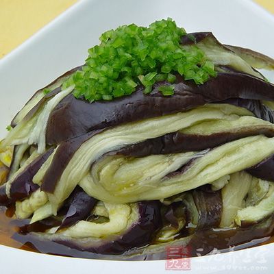 茄子洗淨，切成條，上籠蒸透，然後碼入盤中