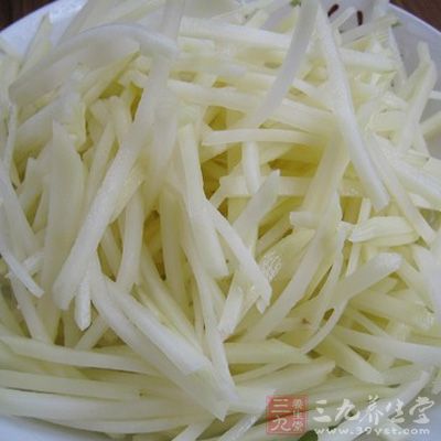 將土豆去皮切絲
