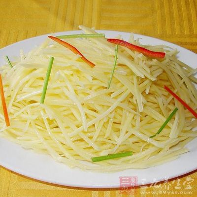 加入適量鹽，適量味精，土豆呈醬黃狀即可裝盤