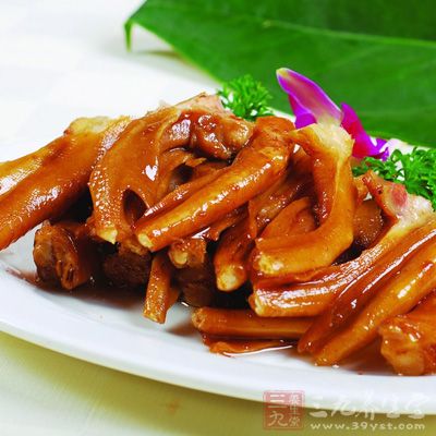 桂皮掰成小塊，與茴香一起裝入消毒紗布縫成的香料袋中，縫好袋口