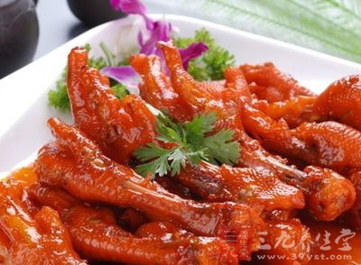 雞爪剪去爪尖，清洗干淨，瀝去水分