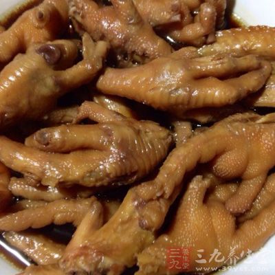 所有食材清洗干淨，雞爪煎去指尖，對半切開