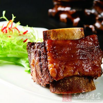 中火炖煮，為防止調料糊鍋，要時不時翻動一下