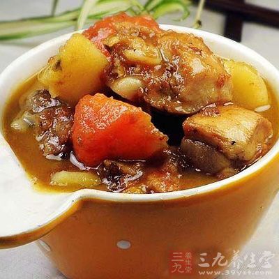 番茄煸炒至成泥，下入洋蔥翻炒均勻