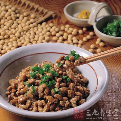把納豆放入干淨玻璃瓶蓋好蓋子,在冰箱裡存放24小時以上再食用 把納豆放入干淨玻璃瓶蓋好蓋子,在冰箱裡存放24小時以上再食用