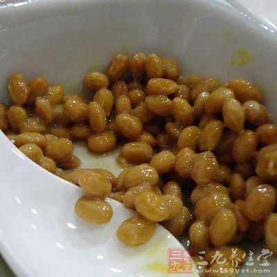 燒沸鍋中的水,將蕨根粉放入,並用筷子攪拌幾下,使蕨根粉散開 燒沸鍋中的水,將蕨根粉放入,並用筷子攪拌幾下,使蕨根粉散開