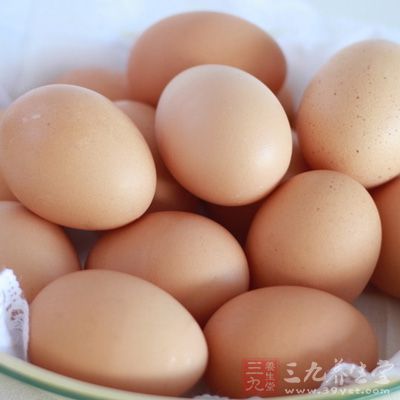 將雞蛋打散成蛋液 將雞蛋打散成蛋液