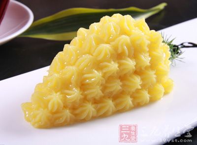 土豆泥又叫馬鈴薯泥，是土豆煮熟之後所做成的一種食品