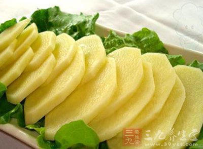 將土豆切成一片一片的 將土豆切成一片一片的
