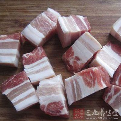 用手掰成段,五花肉切大塊 用手掰成段,五花肉切大塊