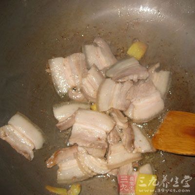 炒至五花肉變色 炒至五花肉變色