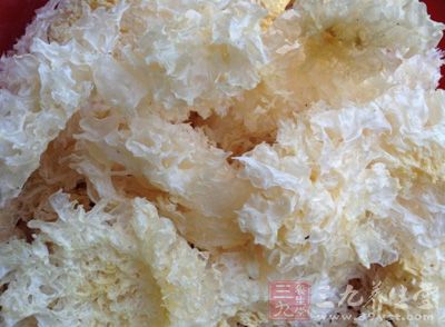 白銀耳兩朵,放在清水裡發半個小時 白銀耳兩朵,放在清水裡發半個小時