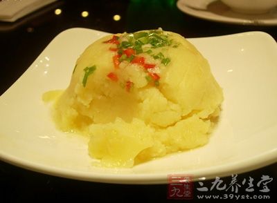 把土豆放在冷水裡浸一下,待土豆涼後把皮剝掉 把土豆放在冷水裡浸一下,待土豆涼後把皮剝掉
