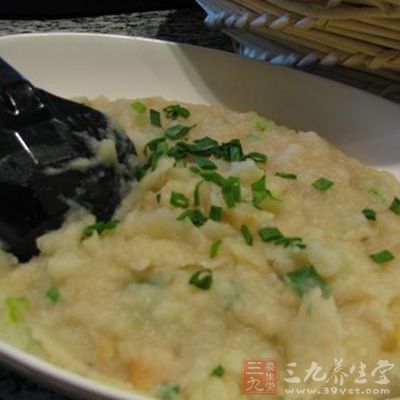 把土豆去皮,洗淨,切成小塊,放到蒸鍋裡面蒸半個小時左右 把土豆去皮,洗淨,切成小塊,放到蒸鍋裡面蒸半個小時左右