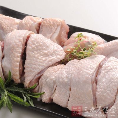 雞塊放入鍋中加清水、姜絲煮開半分鐘後關火,洗淨血沫 雞塊放入鍋中加清水、姜絲煮開半分鐘後關火,洗淨血沫
