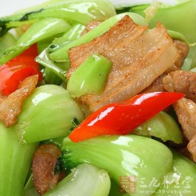 底鍋熱油放八角，再放入肉煸炒至變色