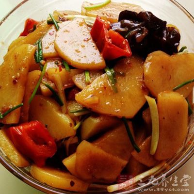 放入青紅椒、鹽和雞精，翻炒至青紅椒斷生即可出鍋