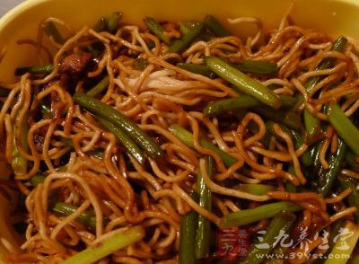 豆角洗淨後，撕去兩端的莖，然後掰成4-5厘米長的段