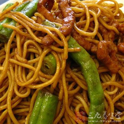 豆角和青椒下鍋後，迅速的加入鹽、雞精、味精、醬油，把豆角和青椒裡的水份炒出來
