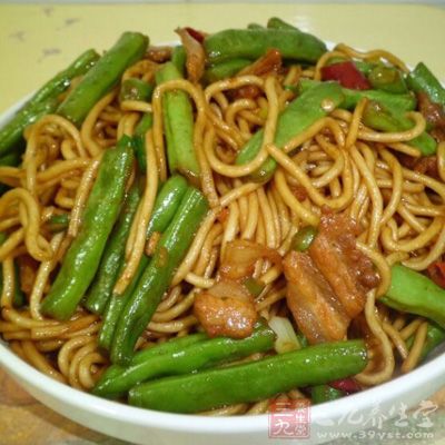 鍋中倒入油加熱至七成熟放入蔥片翻炒，然後翻炒肉絲，倒入扁豆和蘿卜絲