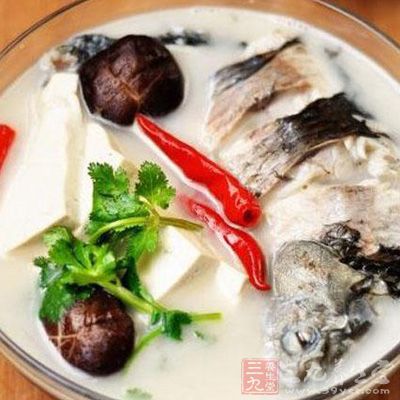 鲫魚去腮開膛收拾干淨,在兩側魚身都用刀劃3個口子 鲫魚去腮開膛收拾干淨,在兩側魚身都用刀劃3個口子