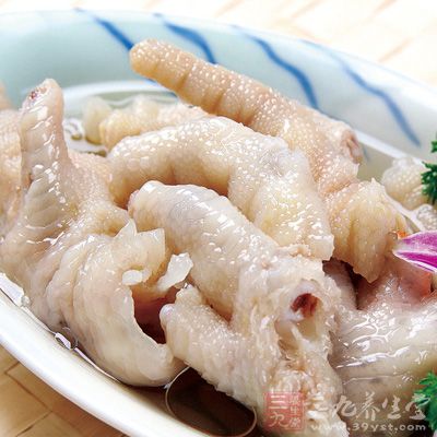 所有食材清洗干淨，雞爪剪去指尖，對半切開