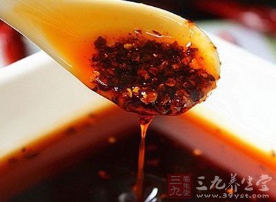 把干紅辣椒切碎,放在小碗裡,裡面可以加點鹽、雞精什麼的 把干紅辣椒切碎,放在小碗裡,裡面可以加點鹽、雞精什麼的