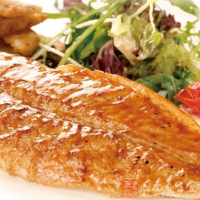 重新倒入魚肉翻炒至味道融合,出鍋前加少許糖提鮮 重新倒入魚肉翻炒至味道融合,出鍋前加少許糖提鮮