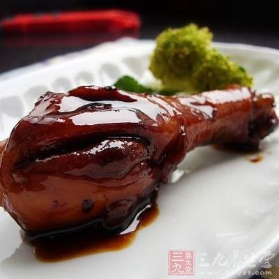 把雞塊移入砂鍋內，因為砂鍋炖肉好吃