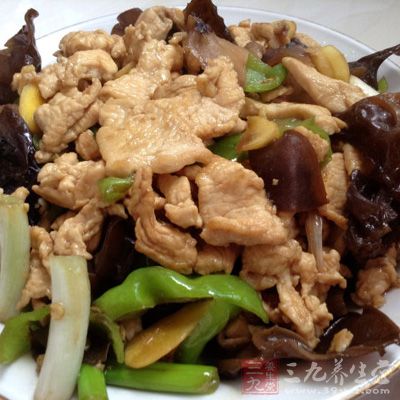 肉片翻炒均勻，烹點醋，加鹽、雞精調味即可