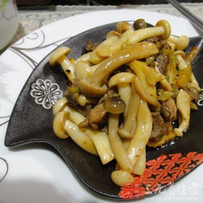 蟹味菇洗淨焯燙一下 蟹味菇洗淨焯燙一下