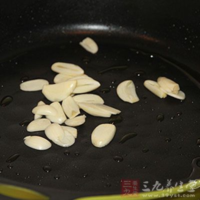 鍋內放少許油,爆香蒜片 鍋內放少許油,爆香蒜片