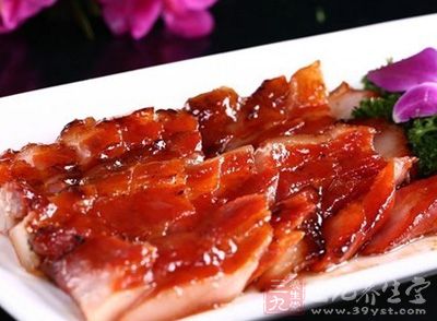 裡脊肉(最好帶一點肥)洗淨，瀝干水，切成1/2手掌大小，置深底盤中