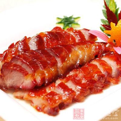 把新鮮的豬五花肉切成20厘米長，2.5厘米厚的條