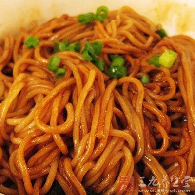 香蔥去根,洗淨後切成3厘米長的蔥段,紅蔥頭剝去外皮,洗淨後切成薄片 香蔥去根,洗淨後切成3厘米長的蔥段,紅蔥頭剝去外皮,洗淨後切成薄片