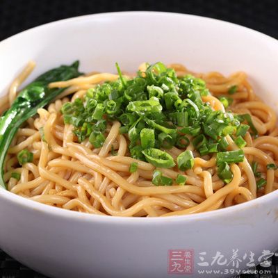 將煮好的面撈出瀝干水分,加入1勺蔥油,將面拌勻,淋上醬油肉絲,撒上蔥花即可 將煮好的面撈出瀝干水分,加入1勺蔥油,將面拌勻,淋上醬油肉絲,撒上蔥花即可