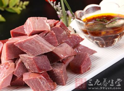 將牛腱切塊後加入鹽、醬油、白酒腌制10分鐘