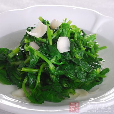 木耳菜洗淨，用沸水焯一下，碼入盤中