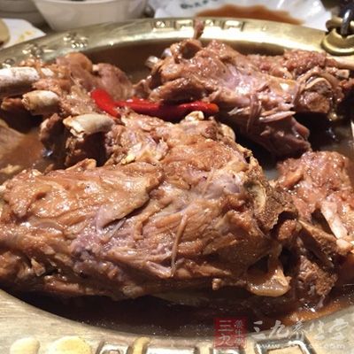 倒入適量料酒，大火燒開