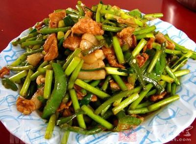 將肉洗干淨,切成細絲,和水澱粉、鹽攪拌均勻 將肉洗干淨,切成細絲,和水澱粉、鹽攪拌均勻