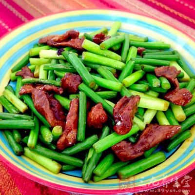 鍋內倒油,放入大料,油熱後放肉,炒至變色後放蔥和姜炒一下 鍋內倒油,放入大料,油熱後放肉,炒至變色後放蔥和姜炒一下