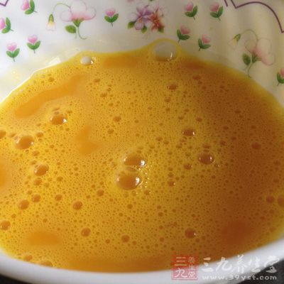 將雞蛋打入碗中，用筷子充分攪打均勻待用