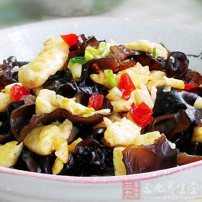 煸炒幾下，再放入雞蛋，加入鹽等調味料，淋幾滴香油即可出鍋