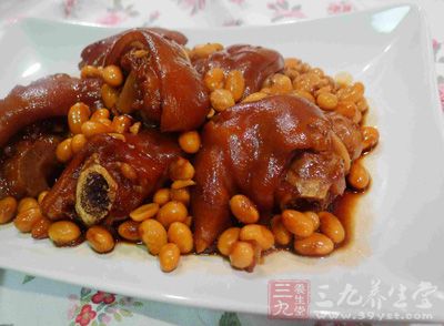 豬腳炖黃豆含有豐富的膠原蛋白質，脂肪含量也比肥肉低，它能防治皮膚干癟起皺、增強皮膚彈性和韌性