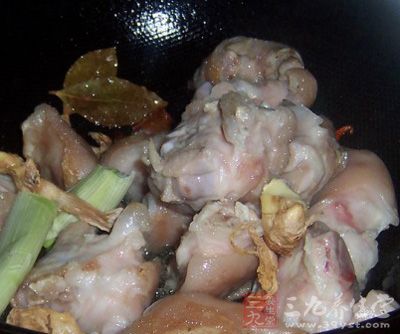 下入豬腳爆炒至微黃