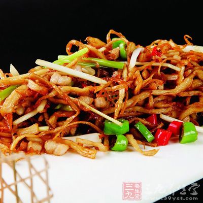 杏鮑菇按照紋理撕成細細的長條 杏鮑菇按照紋理撕成細細的長條